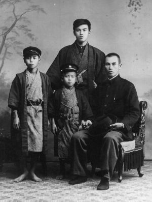 Kentsu con I suoi tre figli piu grandi in Meiji 39, or 1906. Il giovane in piedi è il 18enne Kenden.