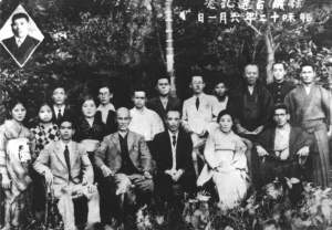 Kentsu Yabu con la famiglia e amici,a meta’ del 1930 .La foto originale appartiene alla collezione del nipote di Yabu, Kenjir.